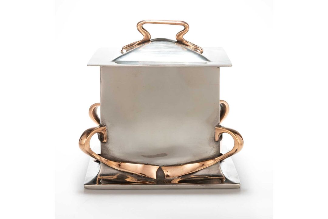 DAVID VEASEY FOR LIBERTY & CO, A VERY RARE TUDRIC PEWTER AND COPPER BISCUIT BOX - Image 1 of 3