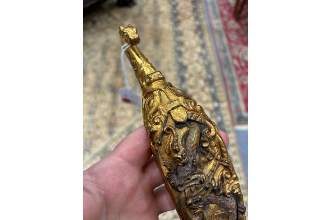 A CHINESE GILT-BRONZE AND JADE BELT HOOK - Image 8 of 10