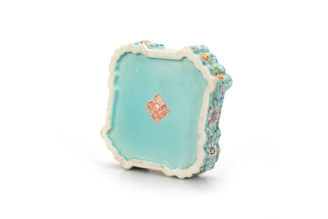 A CHINESE TURQUOISE-GROUND FAMILLE ROSE BOX AND COVER - Image 3 of 7