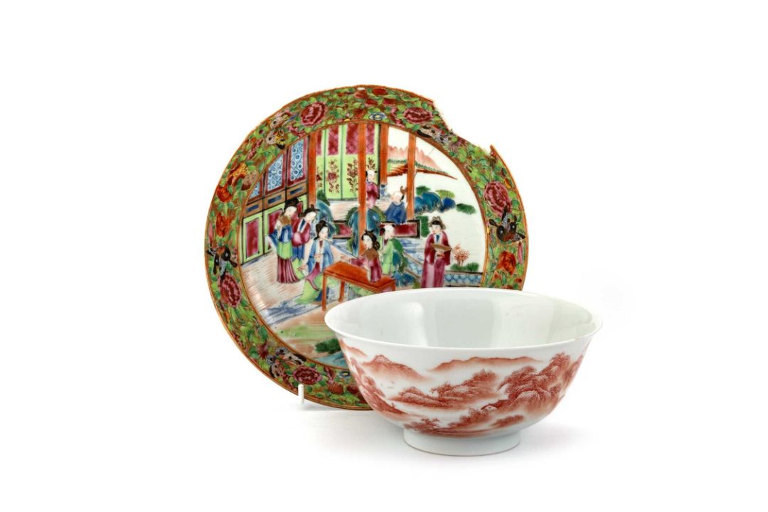 A CHINESE IRON-RED DECORATED 'LANDSCAPE' BOWL - Image 1 of 4