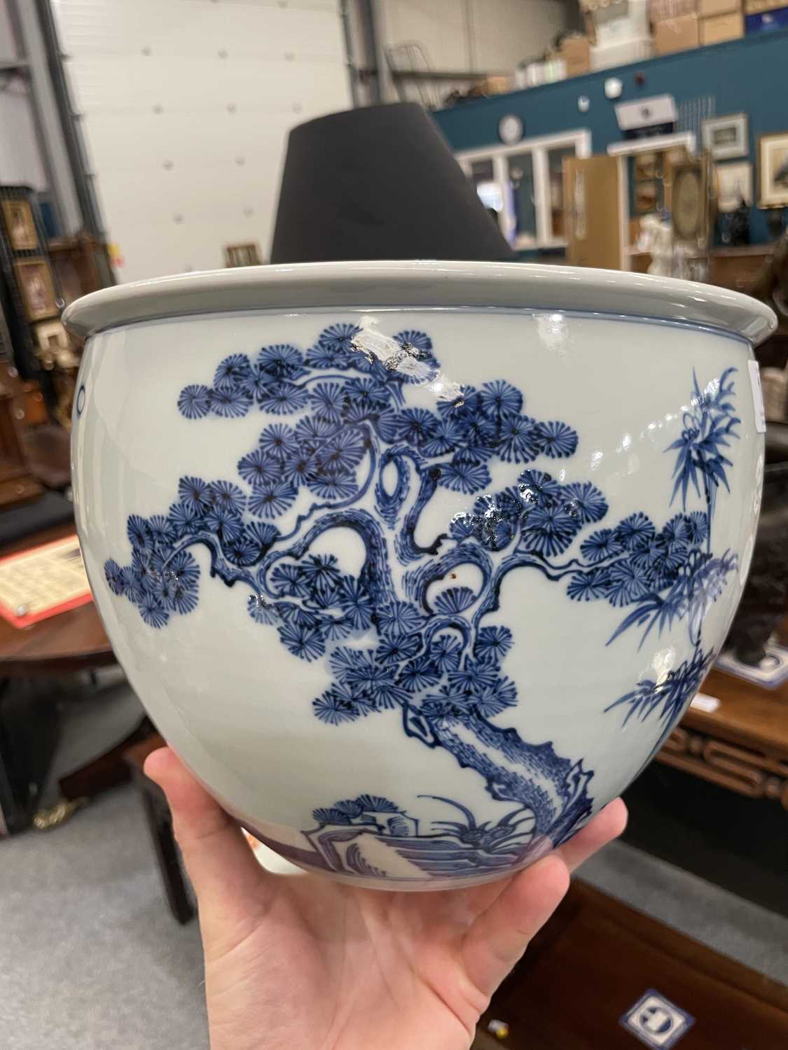 A CHINESE BLUE AND WHITE JARDINIÈRE KANGXI PERIOD - Image 3 of 4