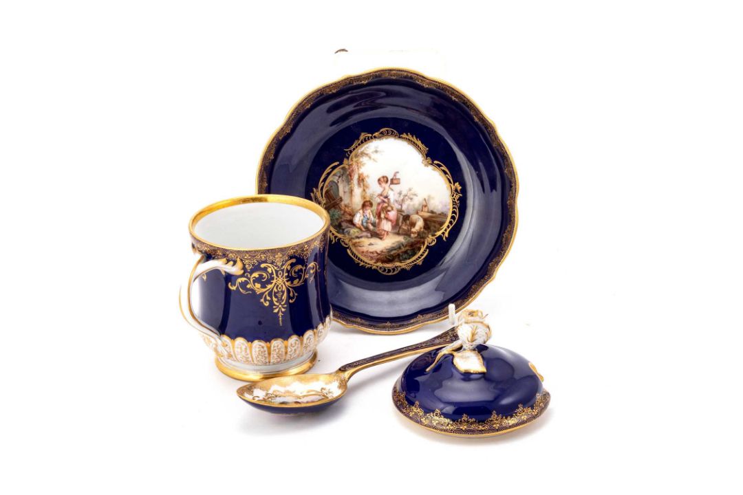 A MEISSEN BLUE-GROUND CABINET CUP AND COVER WITH MATCHING STAND AND SPOON, CIRCA 1870/ 80 - Image 2 of 5
