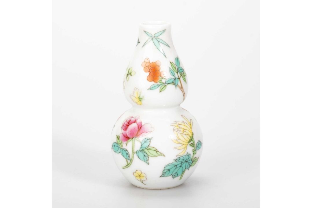 A SMALL CHINESE FAMILLE ROSE DOUBLE GOURD VASE - Image 3 of 3