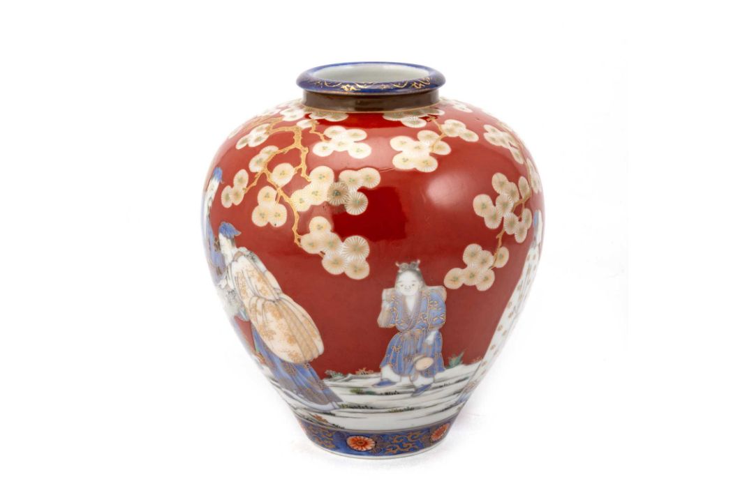 A FUKAGAWA RED-GROUND VASE, JAPANESE, EARLY 20TH CENTURY - Image 3 of 3