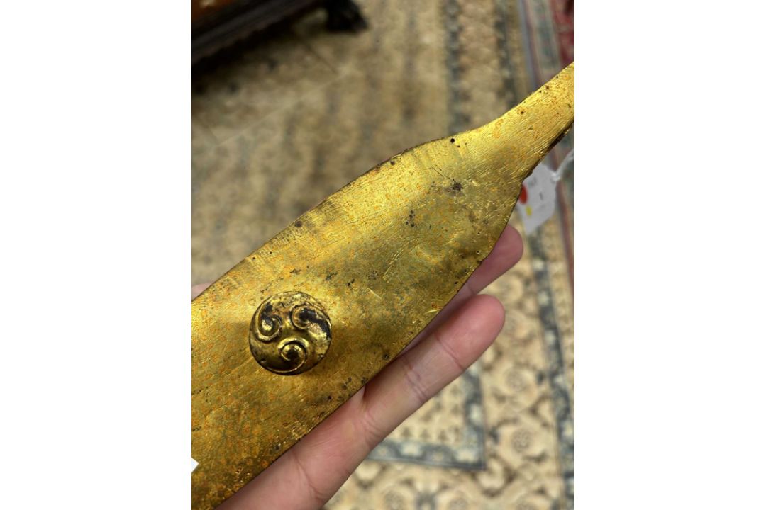 A CHINESE GILT-BRONZE AND JADE BELT HOOK - Image 10 of 10