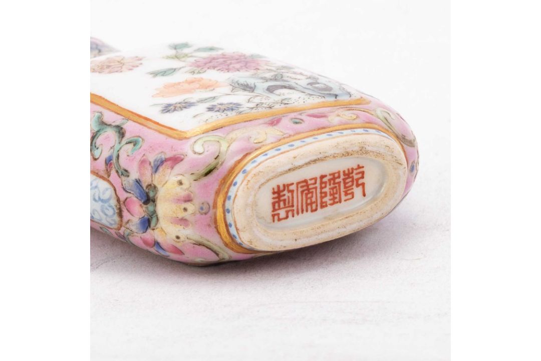 A CHINESE FAMILLE ROSE SNUFF BOTTLE - Image 3 of 9