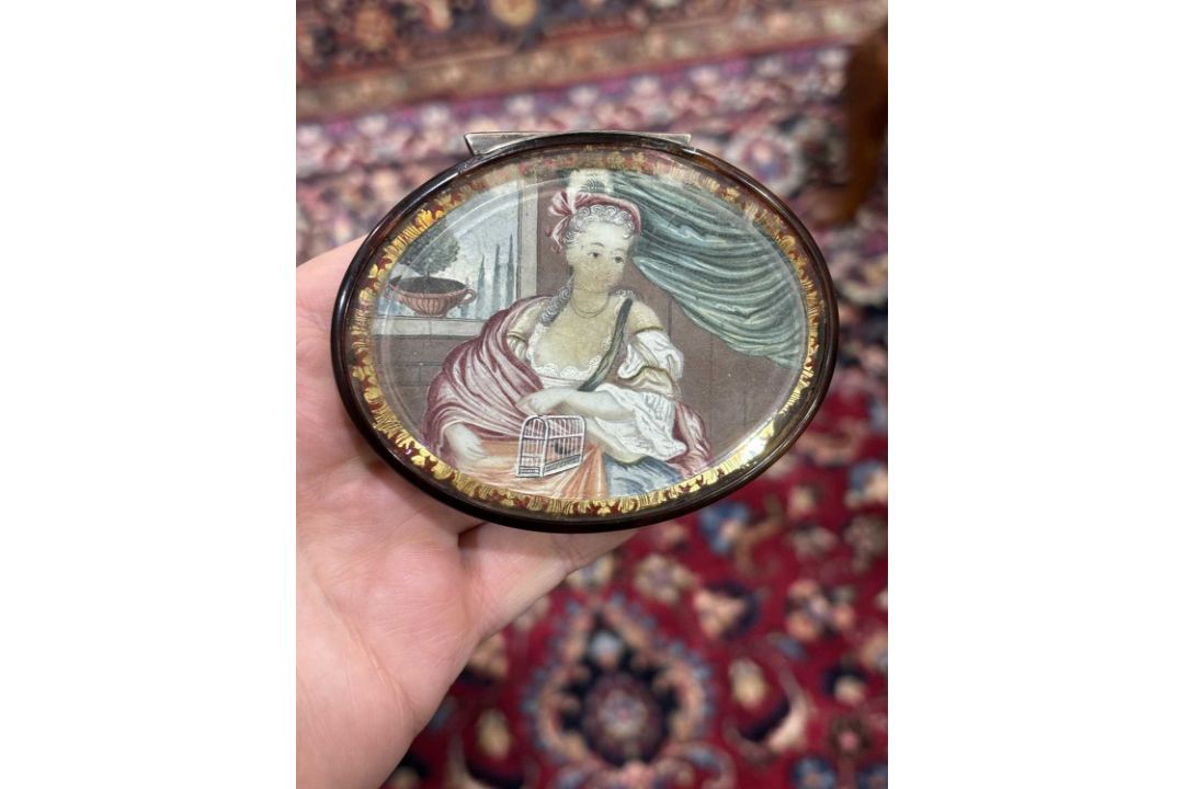 A CHINESE TORTOISESHELL SNUFF BOX, 18TH CENTURY - Image 9 of 10