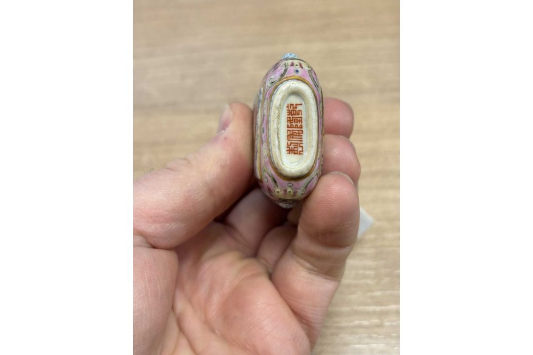 A CHINESE FAMILLE ROSE SNUFF BOTTLE - Image 8 of 9