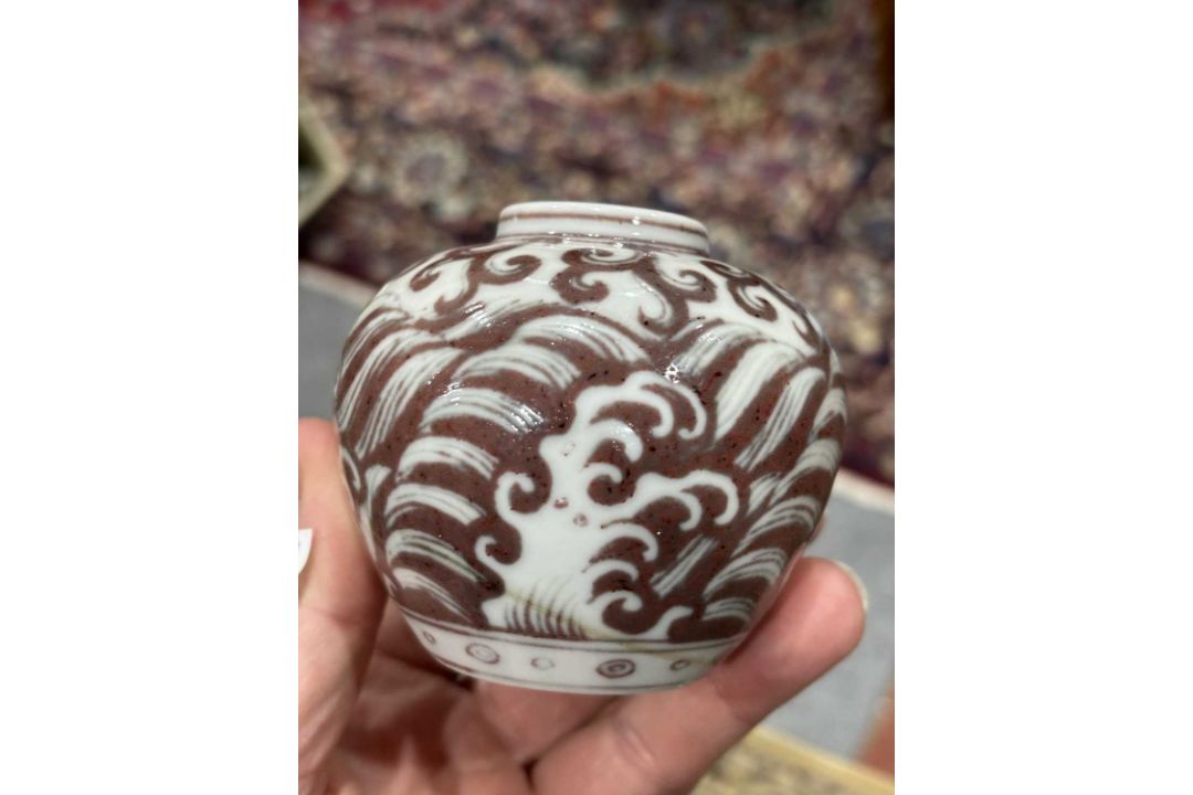 A SMALL CHINESE UNDERGLAZE RED VASE - Image 5 of 8