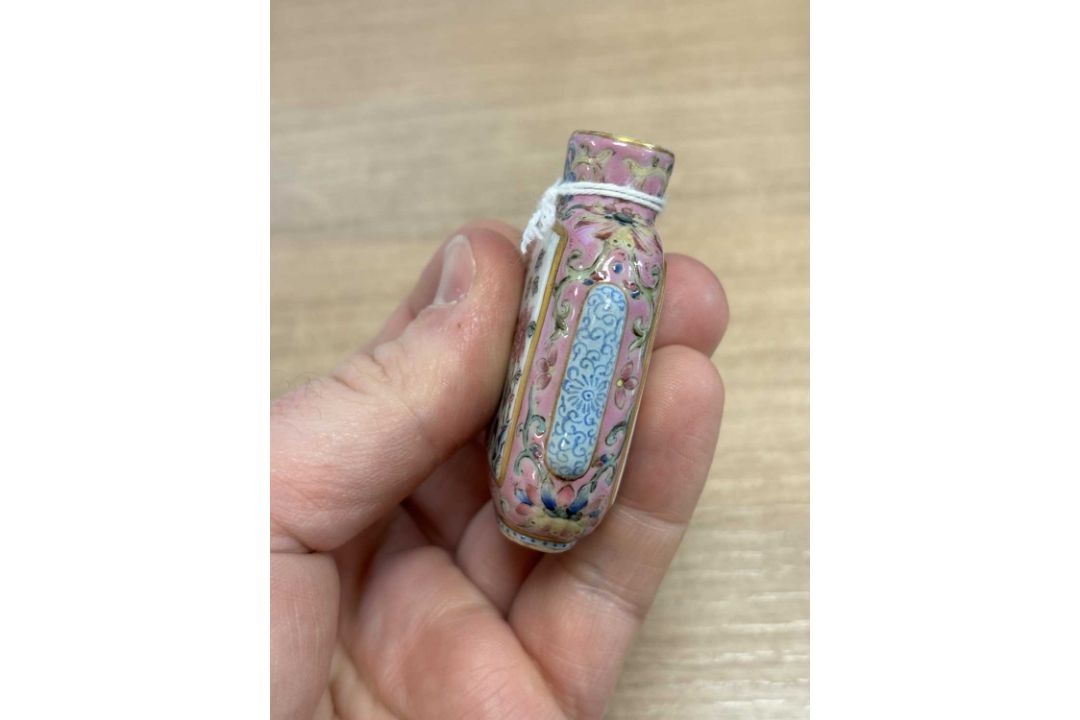 A CHINESE FAMILLE ROSE SNUFF BOTTLE - Image 5 of 9