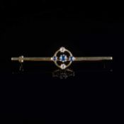 AN EARLY 20TH CENTUYRY 18 CARAT SAPPHIRE AND DIAMOND BAR BROOCH