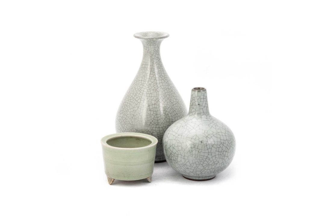 A CHINESE GE-TYPE VASE, YUHUCHUNPING; A SMALL CHINESE CELADON CENSER AND A CHINESE CELADON VASE - Image 1 of 11