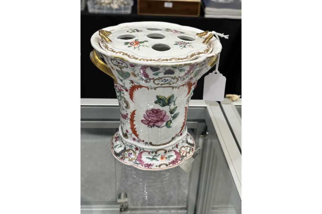 A PAIR OF CHINESE PORCELAIN BOUGH POTS AND COVERS, CIRCA 1760, QIANLONG PERIOD - Image 8 of 14