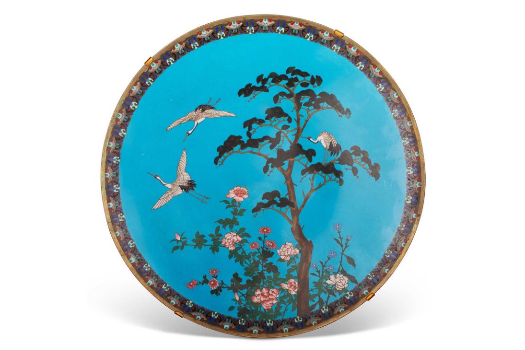 A VERY LARGE JAPANESE CLOISONNÉ ENAMEL CHARGER, MEIJI PERIOD, 19TH CENTURY - Image 1 of 3