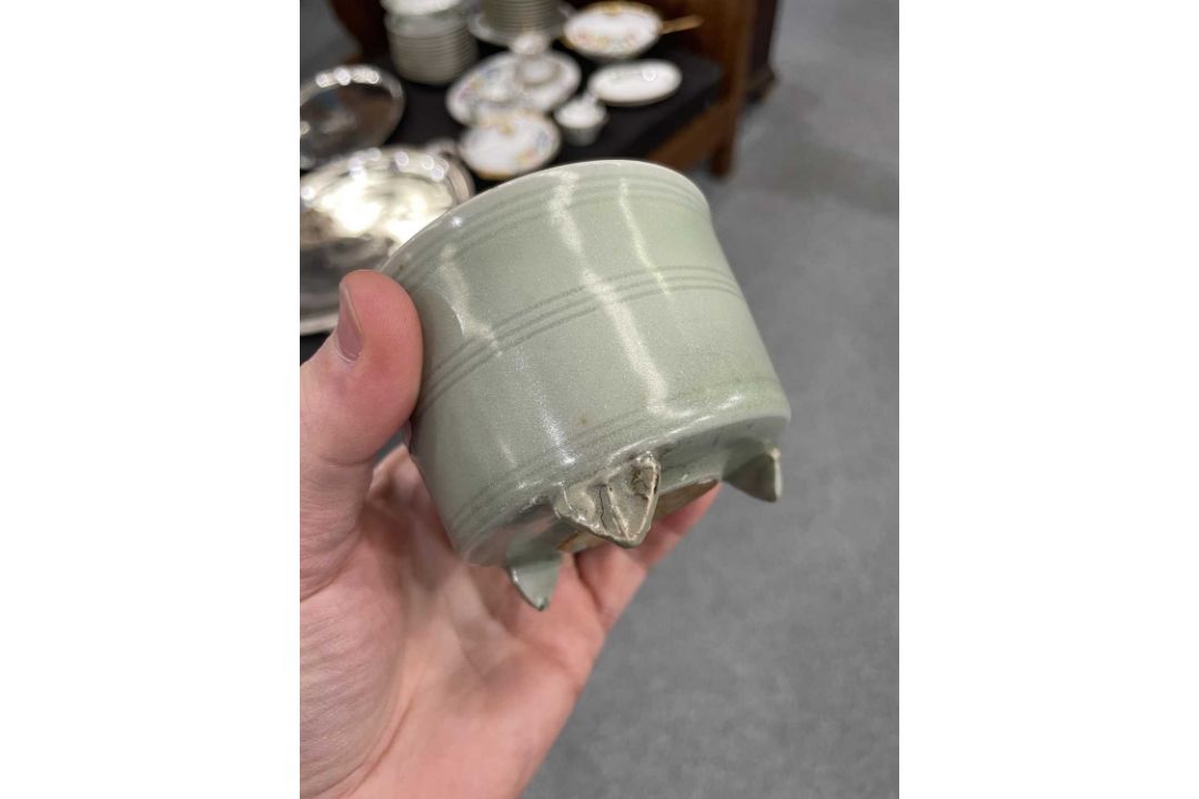 A CHINESE GE-TYPE VASE, YUHUCHUNPING; A SMALL CHINESE CELADON CENSER AND A CHINESE CELADON VASE - Image 9 of 11