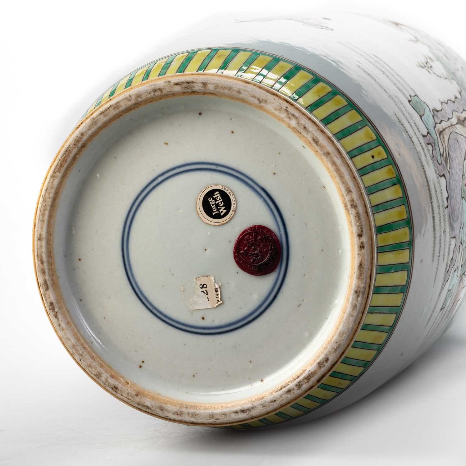 A CHINESE FAMILLE VERTE ROULEAU VASE - Image 4 of 9