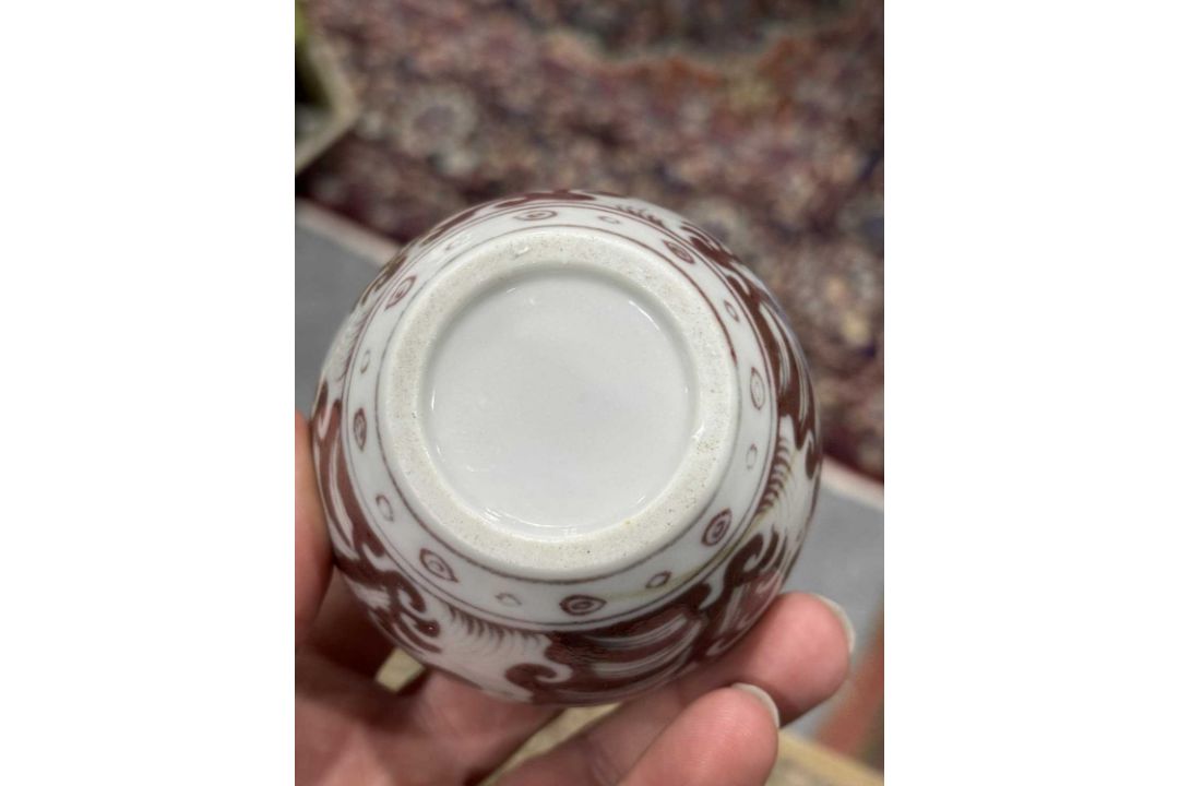 A SMALL CHINESE UNDERGLAZE RED VASE - Image 4 of 8