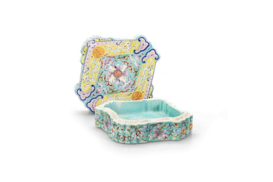A CHINESE TURQUOISE-GROUND FAMILLE ROSE BOX AND COVER - Image 2 of 7