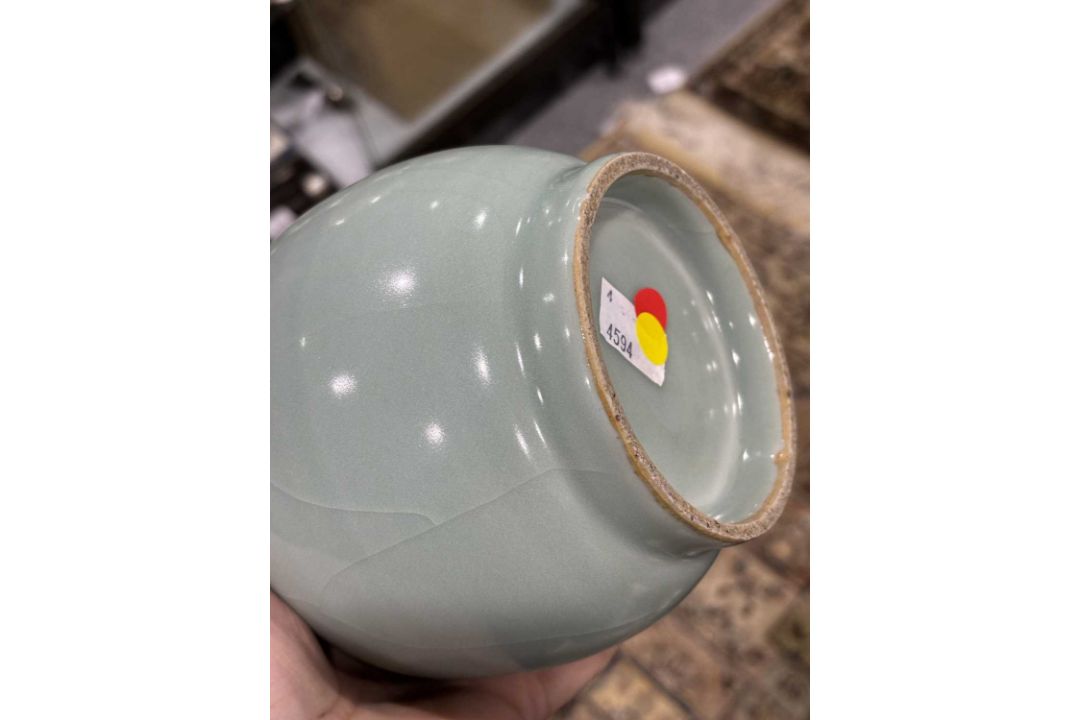 A LARGE CHINESE CELADON ARROWHEAD BOTTLE VASE - Image 3 of 4