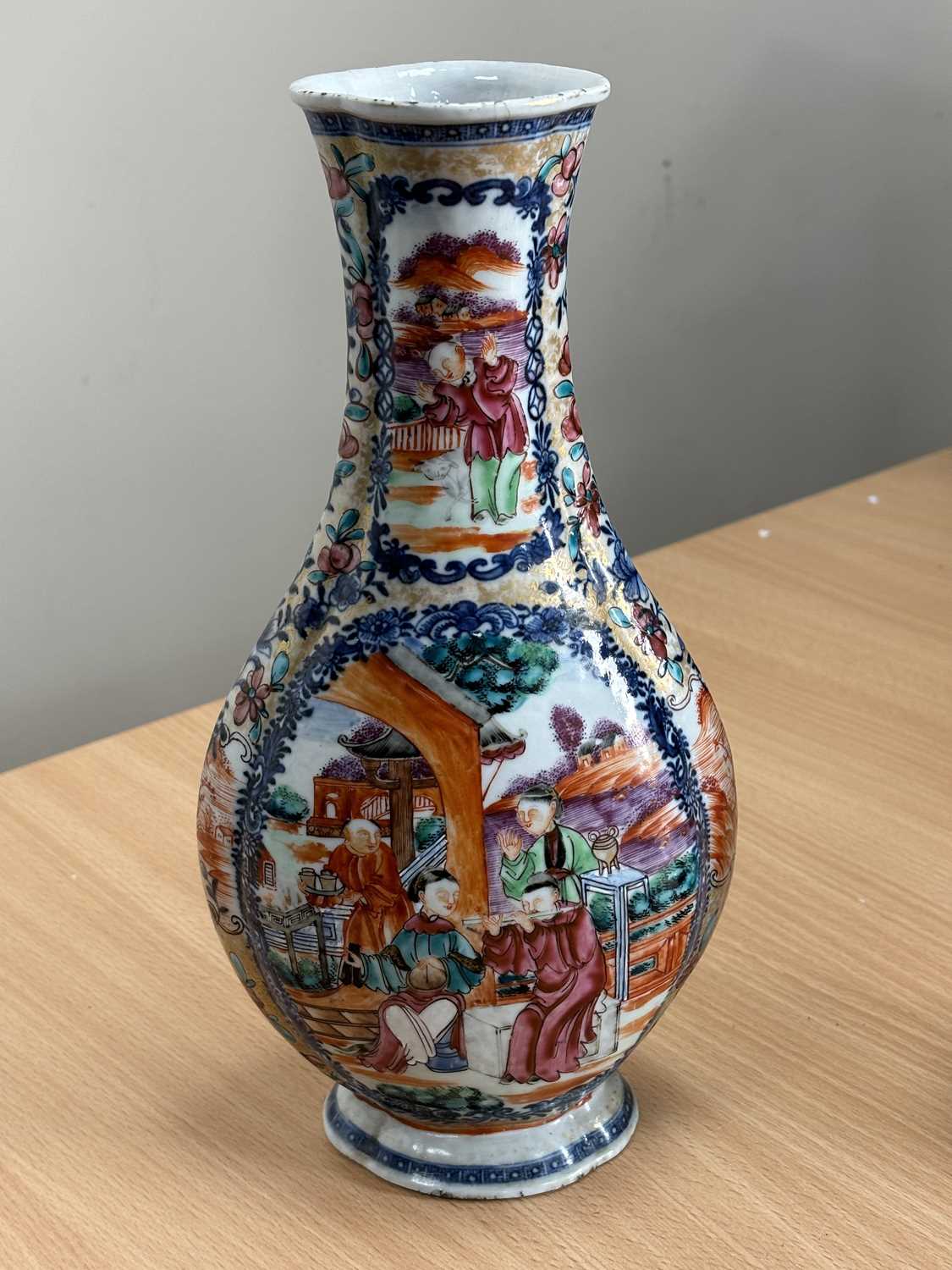 A PAIR OF 18TH CENTURY CHINESE MANDARIN PATTERN VASES - Image 10 of 10