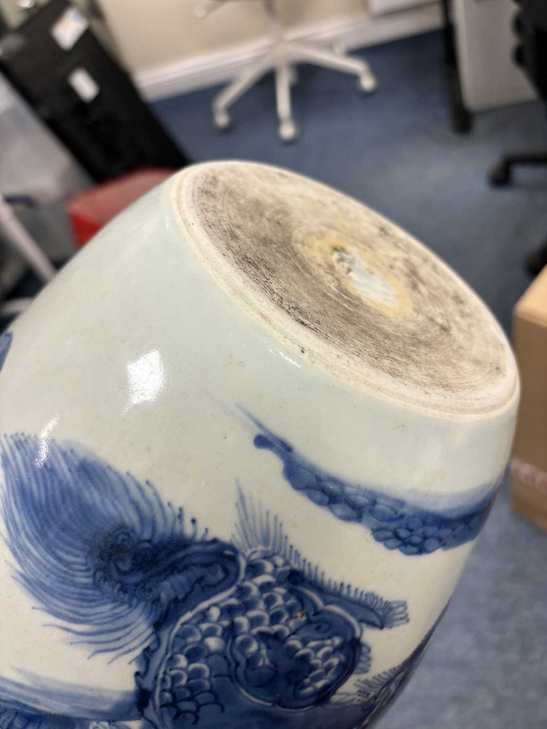 A CHINESE BLUE AND WHITE 'KYLIN' GINGER JAR, SHUNZHI PERIOD, 17TH CENTURY - Image 3 of 8