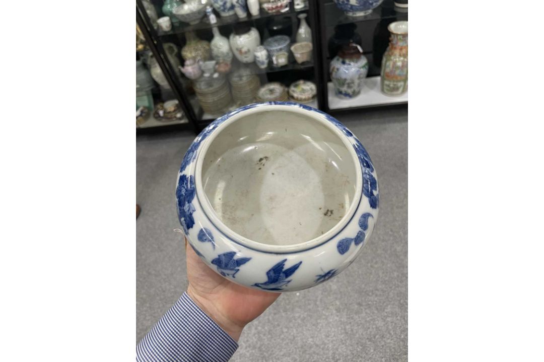 A 19TH CENTURY CHINESE BLUE AND WHITE CENSER - Image 7 of 10
