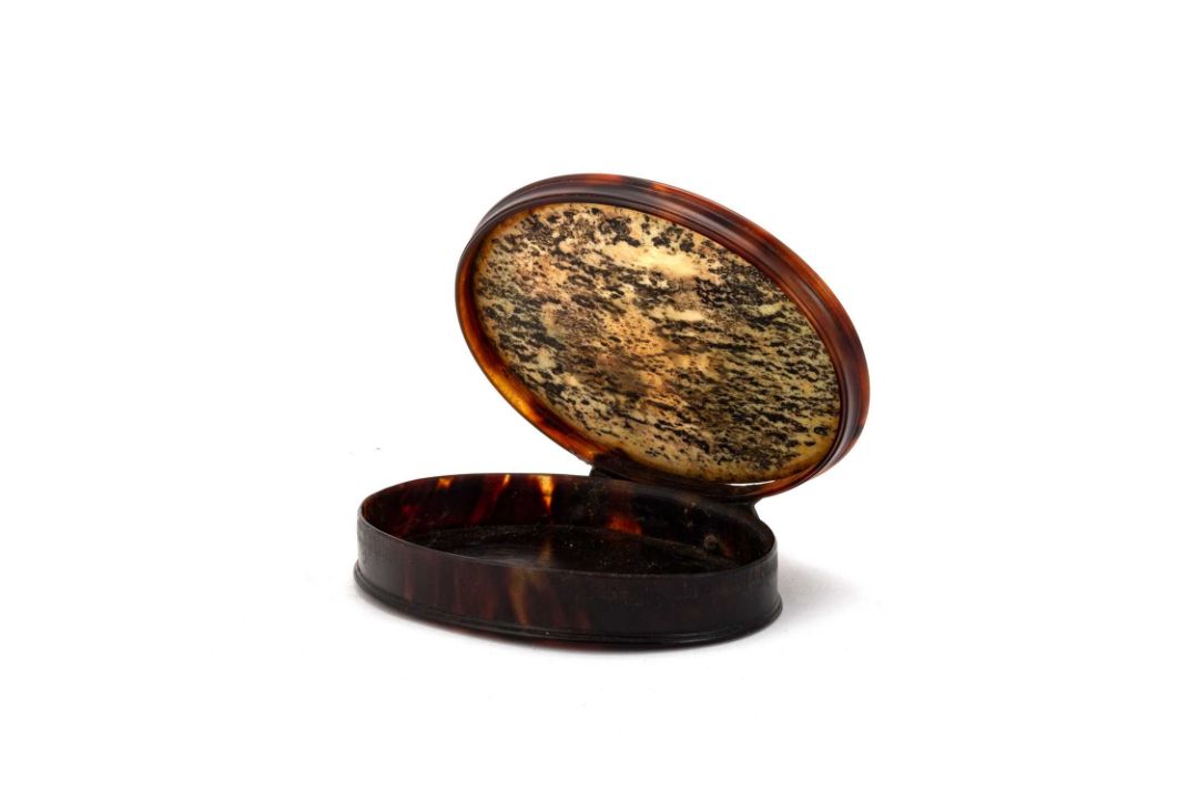 A CHINESE TORTOISESHELL SNUFF BOX, 18TH CENTURY - Image 2 of 10