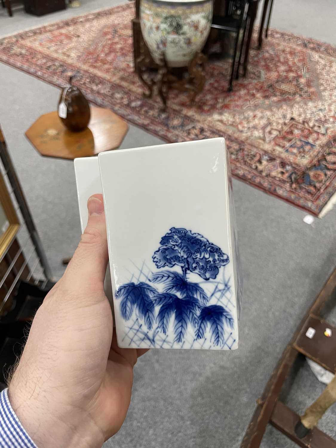 A CHINESE BLUE AND WHITE BRUSH POT - Image 8 of 8