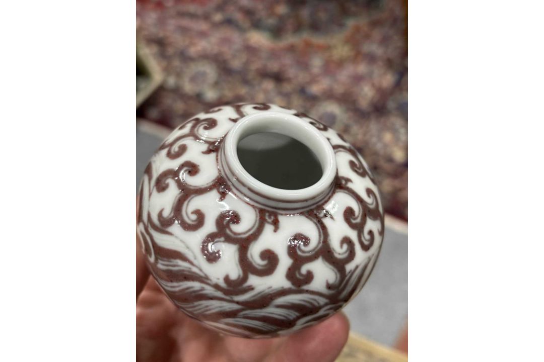 A SMALL CHINESE UNDERGLAZE RED VASE - Image 7 of 8