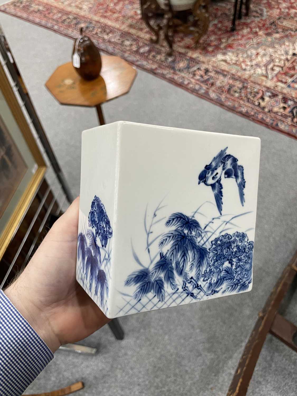 A CHINESE BLUE AND WHITE BRUSH POT - Image 6 of 8