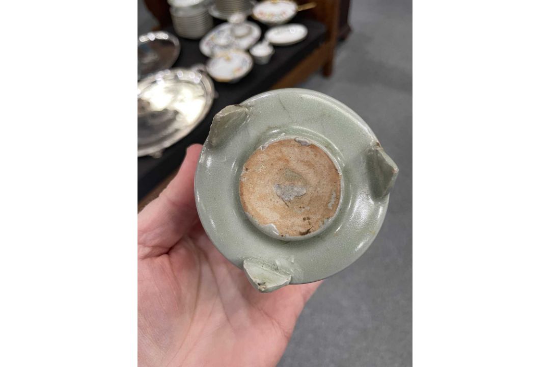 A CHINESE GE-TYPE VASE, YUHUCHUNPING; A SMALL CHINESE CELADON CENSER AND A CHINESE CELADON VASE - Image 8 of 11