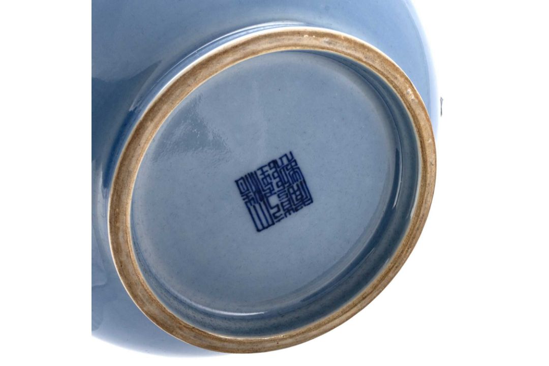 AN UNDERGLAZE BLUE AND RED DECORATED BLUE-GLAZED PEAR-SHAPED VASE - Image 3 of 3