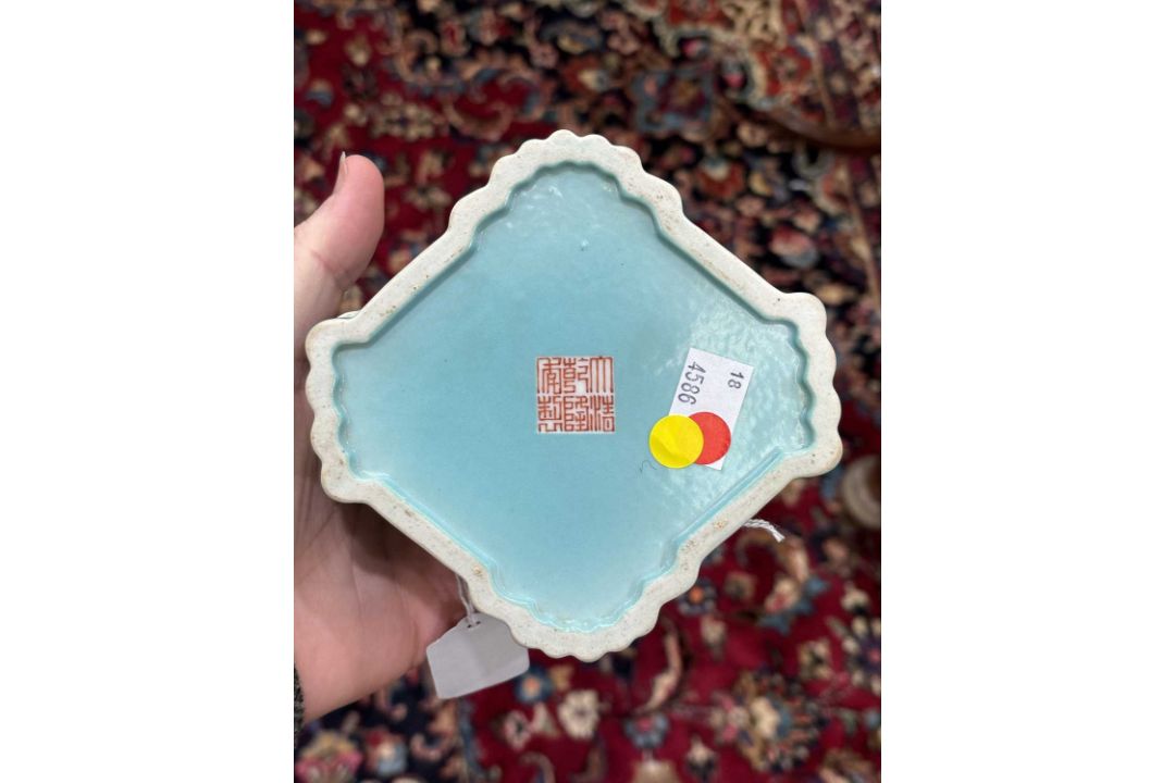 A CHINESE TURQUOISE-GROUND FAMILLE ROSE BOX AND COVER - Image 4 of 7