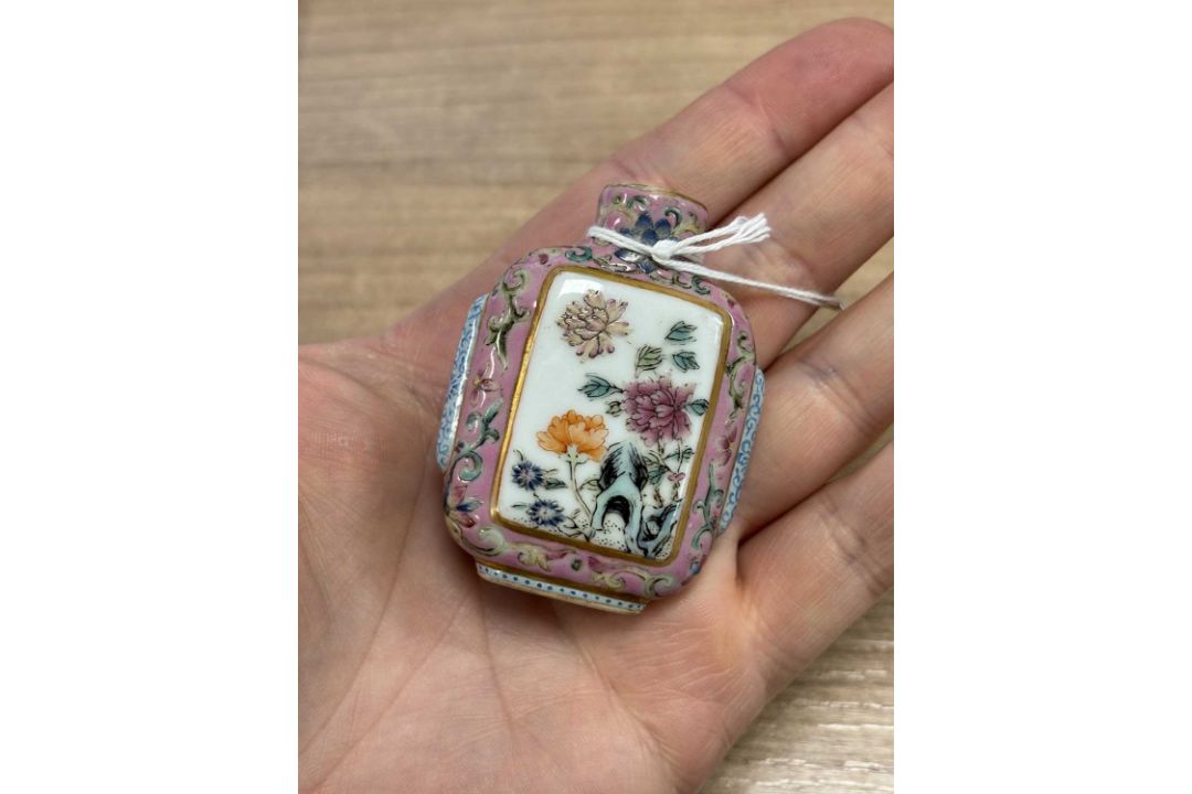 A CHINESE FAMILLE ROSE SNUFF BOTTLE - Image 7 of 9