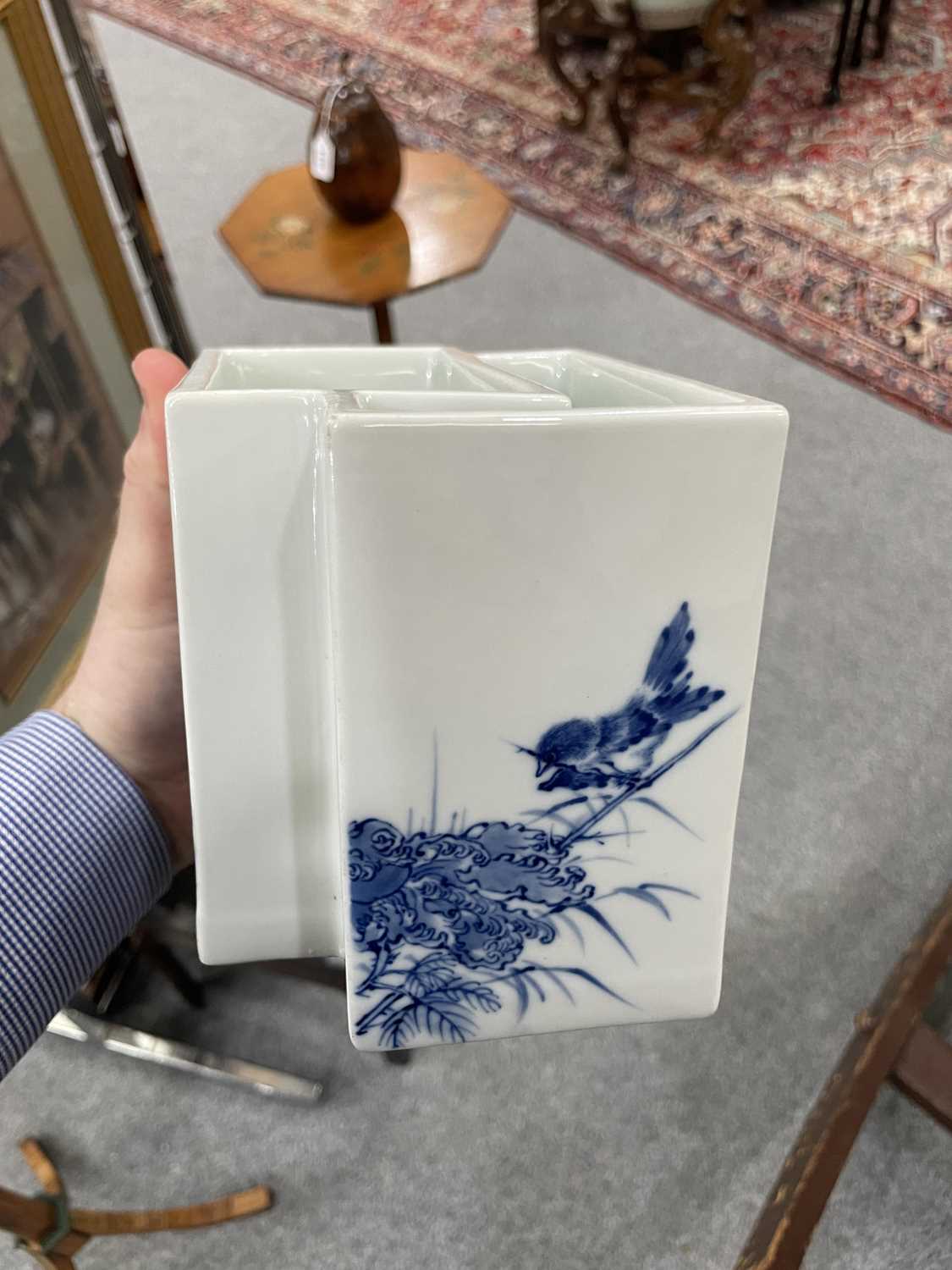 A CHINESE BLUE AND WHITE BRUSH POT - Image 7 of 8