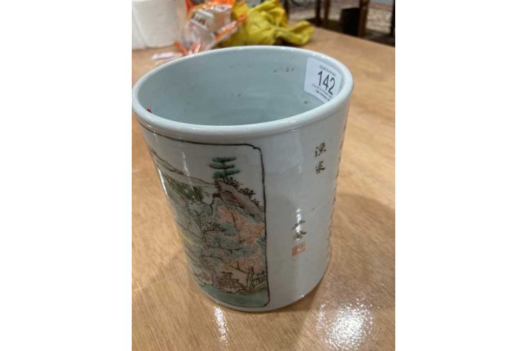 A CHINESE FAMILLE VERTE BRUSH POT - Image 8 of 8