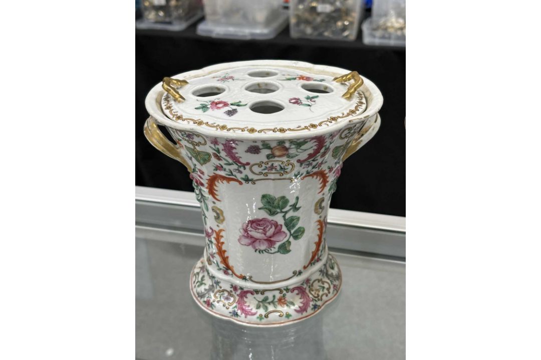 A PAIR OF CHINESE PORCELAIN BOUGH POTS AND COVERS, CIRCA 1760, QIANLONG PERIOD - Image 3 of 14