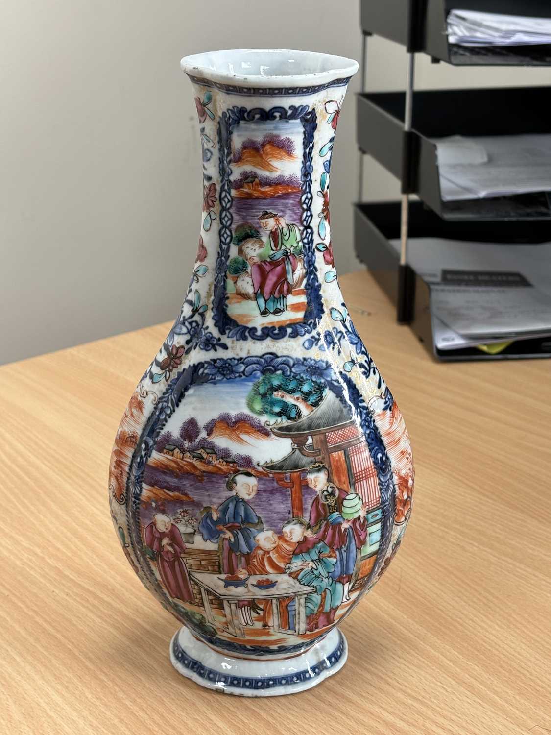 A PAIR OF 18TH CENTURY CHINESE MANDARIN PATTERN VASES - Image 8 of 10