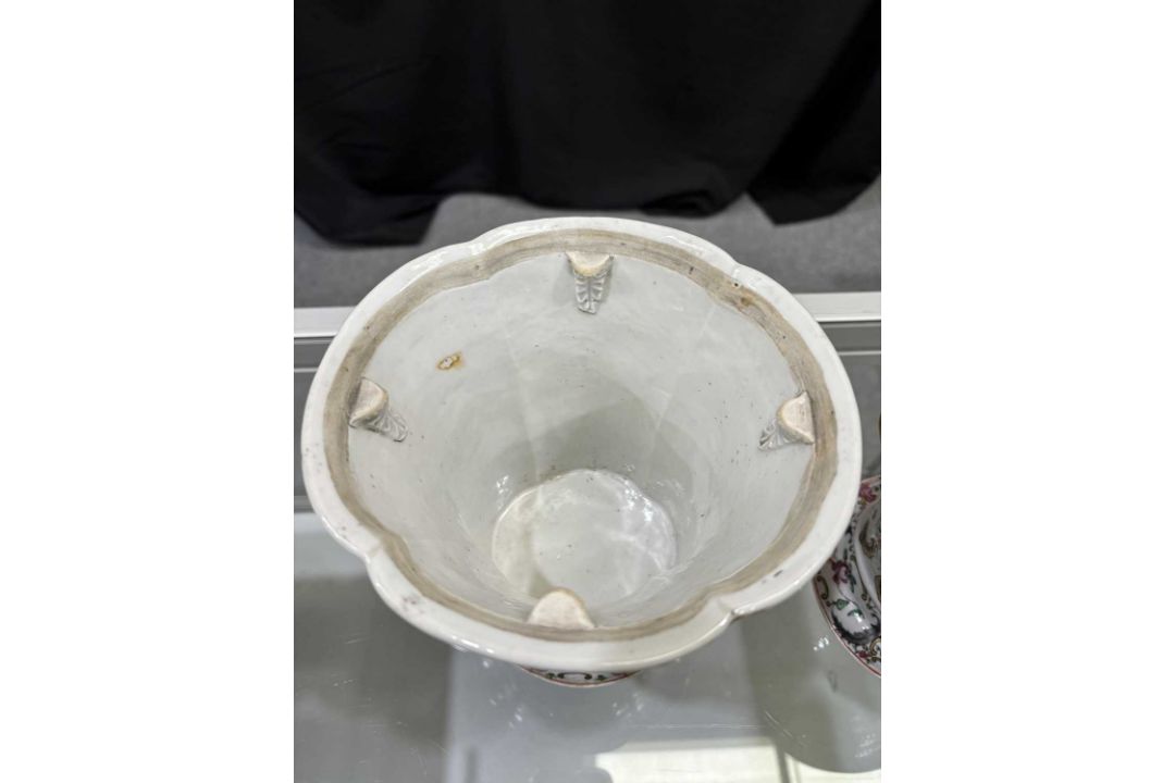 A PAIR OF CHINESE PORCELAIN BOUGH POTS AND COVERS, CIRCA 1760, QIANLONG PERIOD - Image 14 of 14