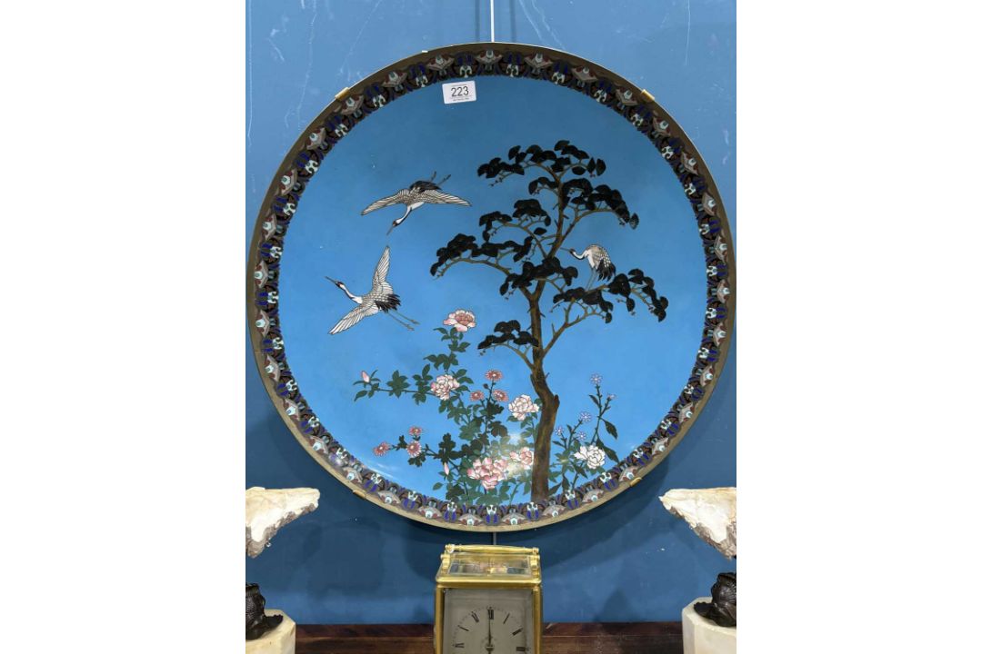 A VERY LARGE JAPANESE CLOISONNÉ ENAMEL CHARGER, MEIJI PERIOD, 19TH CENTURY - Image 3 of 3