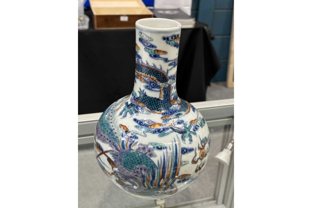 A CHINESE DOUCAI 'DRAGON' BOTTLE VASE - Image 7 of 9