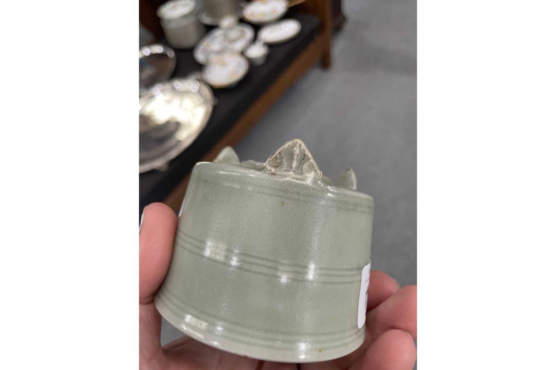 A CHINESE GE-TYPE VASE, YUHUCHUNPING; A SMALL CHINESE CELADON CENSER AND A CHINESE CELADON VASE - Image 11 of 11