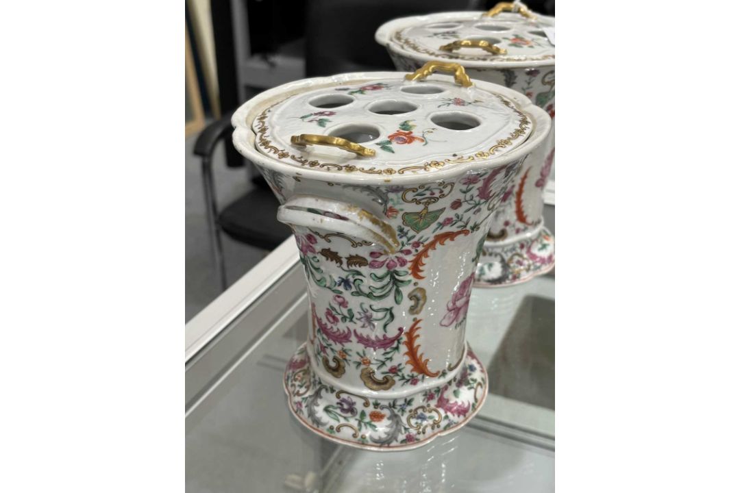A PAIR OF CHINESE PORCELAIN BOUGH POTS AND COVERS, CIRCA 1760, QIANLONG PERIOD - Image 11 of 14