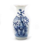 A LARGE CHINESE BLUE AND WHITE VASE, LATE 19TH CENTURY