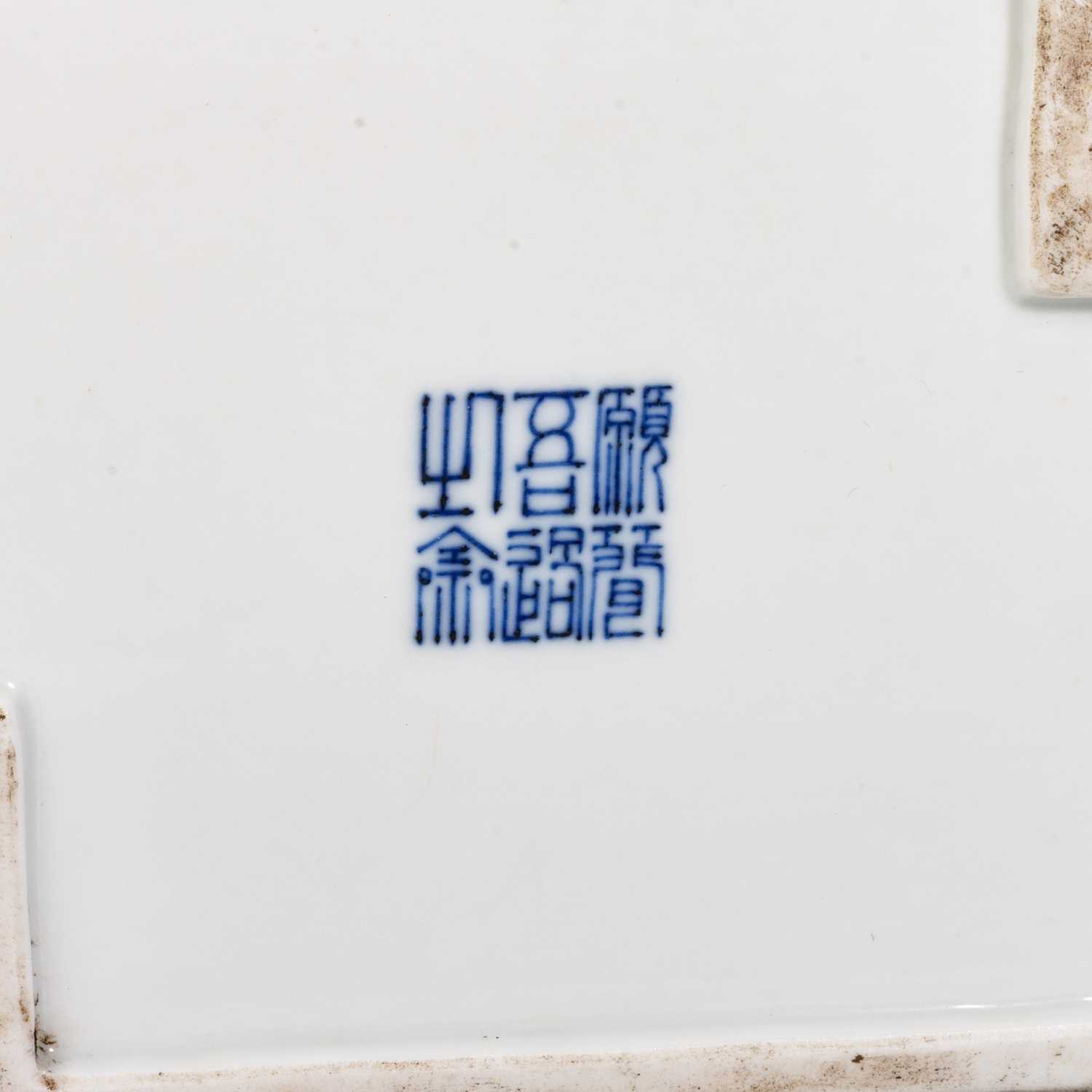 A CHINESE BLUE AND WHITE BRUSH POT - Image 3 of 8