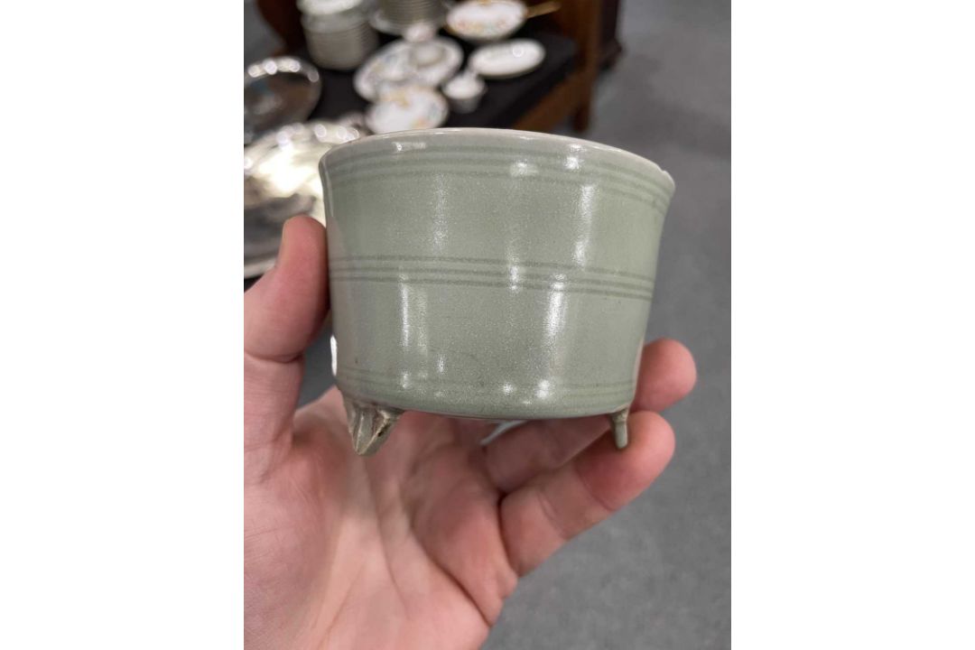 A CHINESE GE-TYPE VASE, YUHUCHUNPING; A SMALL CHINESE CELADON CENSER AND A CHINESE CELADON VASE - Image 10 of 11