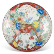 A LARGE JAPANESE IMARI CHARGER, 19TH CENTURY