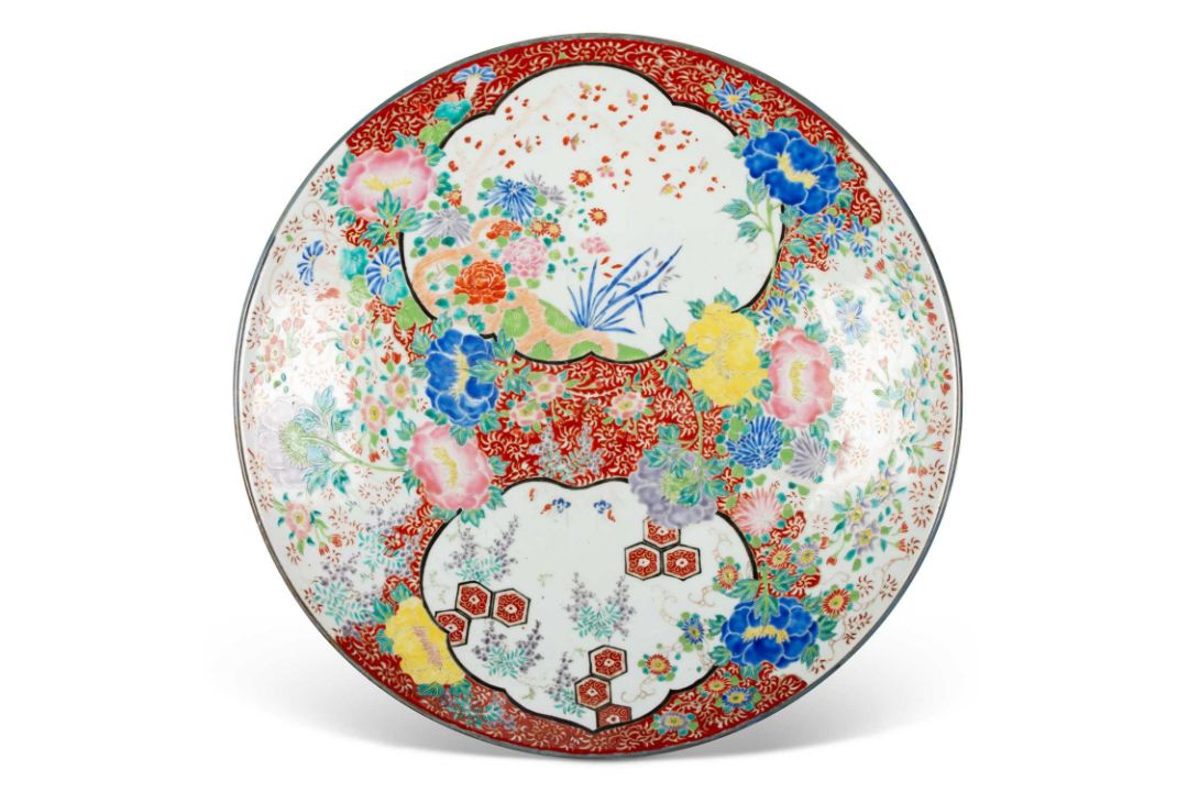 A LARGE JAPANESE IMARI CHARGER, 19TH CENTURY - Image 1 of 2