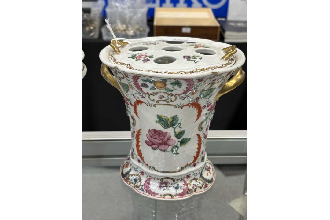 A PAIR OF CHINESE PORCELAIN BOUGH POTS AND COVERS, CIRCA 1760, QIANLONG PERIOD - Image 5 of 14