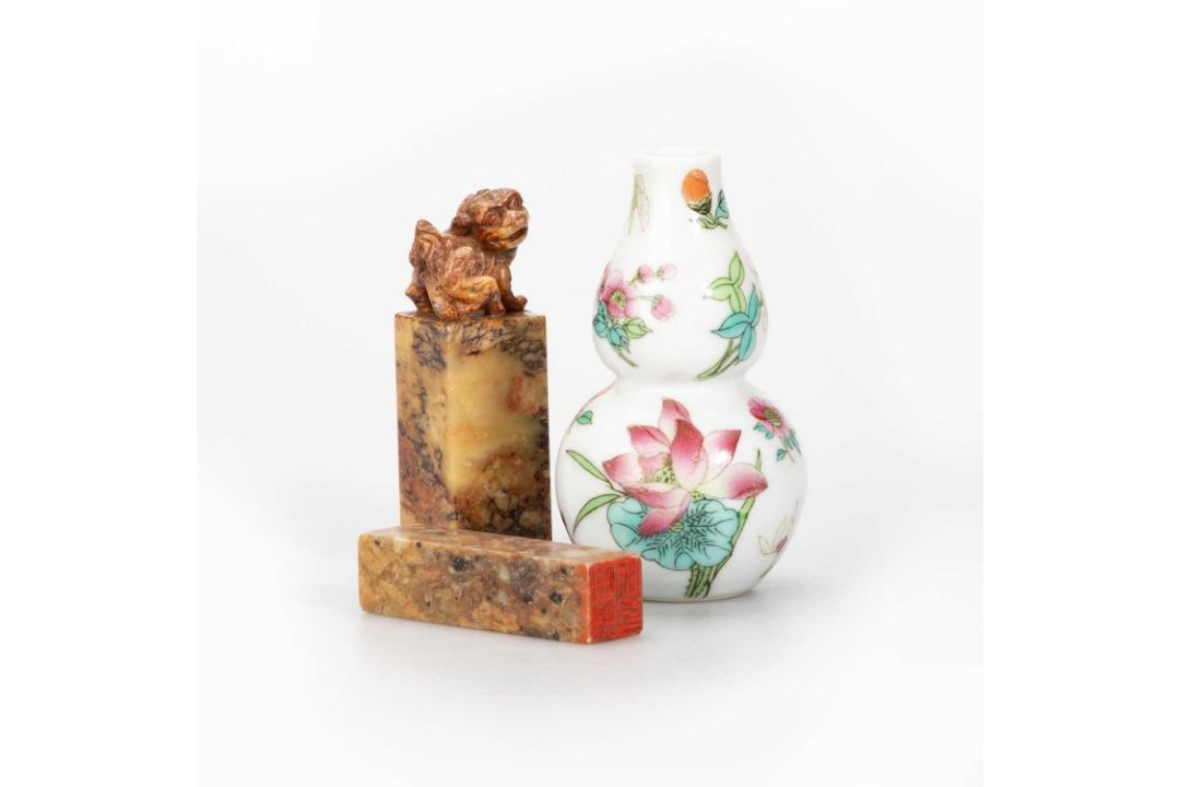 A SMALL CHINESE FAMILLE ROSE DOUBLE GOURD VASE - Image 1 of 3